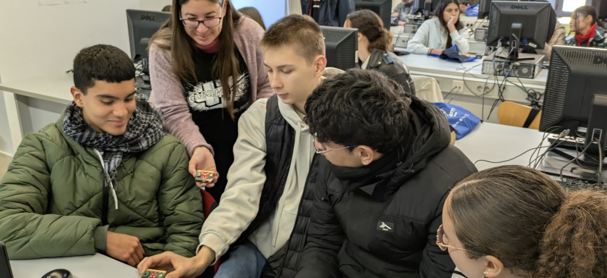 Foto: Programar un &#39;tamagotchi&#39; con IA: medio millar de estudiantes preuniversit